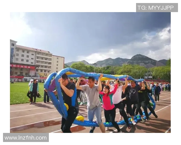 攀爬机足球球星的成长历程与拼搏精神全面解读